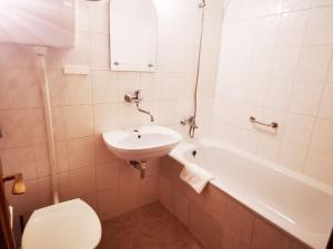 Kamar mandi di Penzion Ráj