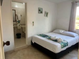 Letto o letti in una camera di Hotel Portal Guatapé