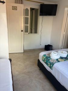 Letto o letti in una camera di Hotel Portal Guatapé