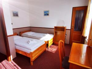 Tempat tidur dalam kamar di Penzion Ráj