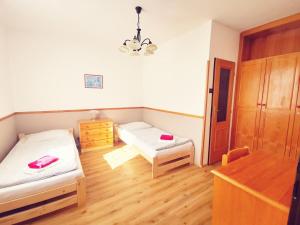 Tempat tidur dalam kamar di Penzion Ráj