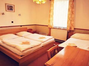 Tempat tidur dalam kamar di Penzion Ráj