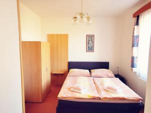Tempat tidur dalam kamar di Penzion Ráj