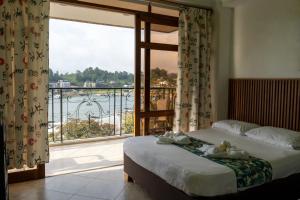 una camera da letto con un letto e una grande finestra di Hotel Portal Guatapé a Guatapé