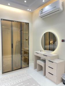 a bathroom with a sink and a mirror at مساكن ورد الفندقية in Al Madinah