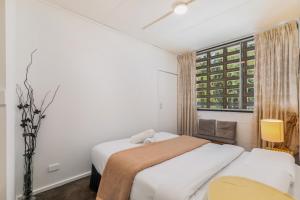 una camera da letto con due letti e una finestra di Cozy 2Bed& 1Bath Guest Suite surrounded by garden near Lake with Free parking and Wi-Fi a Yarralumla