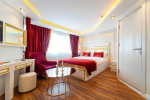 Postel nebo postele na pokoji v ubytování Ayasofya Hotel - Special Class