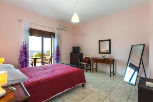 Televízia a/alebo spoločenská miestnosť v ubytovaní Kalathas Sunset Villa