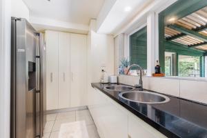Cucina o angolo cottura di Charming Garden Guest Suite in Leafy Yarralumla