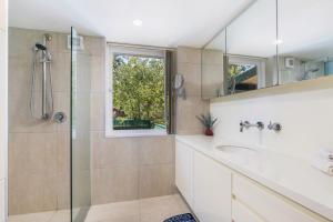 un bagno con doccia e lavandino di Charming Garden Guest Suite in Leafy Yarralumla a Yarralumla Altre 8 foto