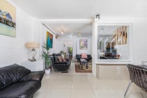 Area soggiorno di Charming Garden Guest Suite in Leafy Yarralumla
