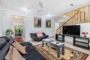 un soggiorno con divano e TV a schermo piatto di Charming Garden Guest Suite in Leafy Yarralumla a Yarralumla