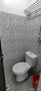 Ένα μπάνιο στο New Clark City Guest House