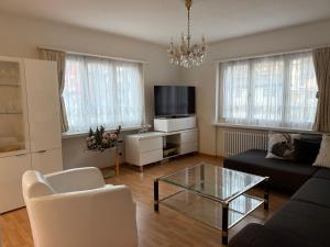 TV a/nebo společenská místnost v ubytování Moderne Ferienwohnung Lenzerheide mit Aussicht
