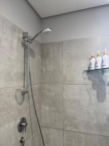 Ένα μπάνιο στο Black & White Self Catering