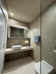 een badkamer met een wastafel, een toilet en een douche bij Premium Apartment Koper in Koper