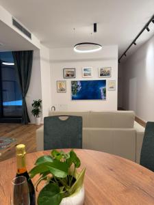 een eetkamer met een tafel en een fles wijn bij Premium Apartment Koper in Koper