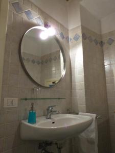 uma casa de banho com um lavatório e um espelho em B&B Ploncher em Chiavenna