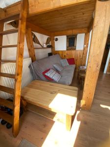 a bed in a room in a wooden house at Appartement Cosy Tout Confort in Les Angles