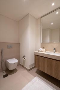 Koupelna v ubytování TH-Homes Downtown 2 Bedroom with Burj Khalifa view