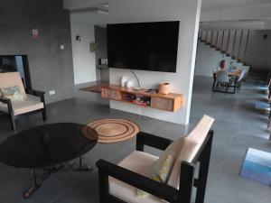 TV a/nebo společenská místnost v ubytování Villas Rocher Suite 3 C