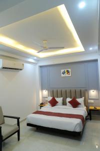 Hotel Mavens House Artemis Hospital Road客房内的一张或多张床位