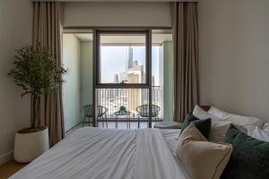 Postel nebo postele na pokoji v ubytování TH-Homes Downtown 2 Bedroom with Burj Khalifa view