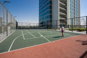 Tenis a/nebo squash v ubytování TH-Homes Downtown 2 Bedroom with Burj Khalifa view nebo okolí