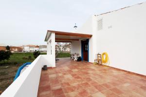 a white house with a porch and a patio at Horta Grande in Silves