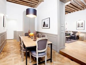 ein Esszimmer mit Tisch und Stühlen in der Unterkunft LivinParis - Luxury 2 Bedrooms Le Marais I in Paris + 32 Fotos
