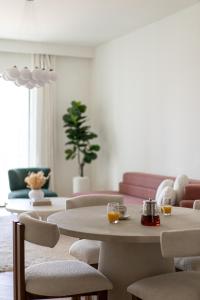 Posezení v ubytování TH-Homes Downtown 2 Bedroom with Burj Khalifa view