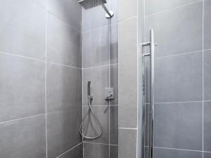 eine Dusche mit einem Schlauch in einem Badezimmer in der Unterkunft LivinParis - Luxury 2 Bedrooms Le Marais I in Paris