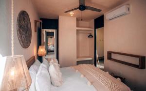 Postel nebo postele na pokoji v ubytování Jungle Rooftop Villa -Priv Pool-Bathtub-Jacuzzi 2A