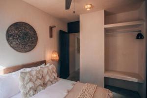 Postel nebo postele na pokoji v ubytování Jungle Rooftop Villa -Priv Pool-Bathtub-Jacuzzi 2A