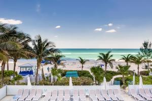 マイアミビーチにあるMarenas Beach Resort Private Luxury Suitesのリゾートのバルコニーから眺めるビーチの景色