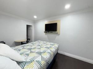 TV a/nebo společenská místnost v ubytování Uptown Inn