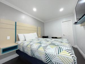 Postel nebo postele na pokoji v ubytování Uptown Inn