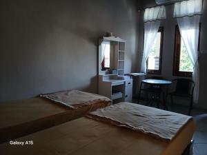 Postel nebo postele na pokoji v ubytování Anugrah Guest House