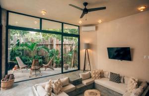 TV a/nebo společenská místnost v ubytování Jungle Rooftop Villa -Priv Pool-Bathtub-Jacuzzi 2A