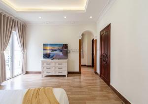 TV a/nebo společenská místnost v ubytování Luxury 4-Bedroom Villa with Private Pool & Billiards Table