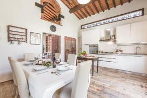 サン・ジョヴァンニ・ヴァルダルノにあるFienile Da Primoのキッチン、ダイニングルーム(テーブル、椅子付)