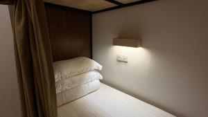 Letto o letti in una camera di Jiran Hostel Kota Kinabalu