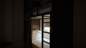 Letto o letti in una camera di Jiran Hostel Kota Kinabalu