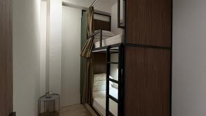 Letto o letti in una camera di Jiran Hostel Kota Kinabalu