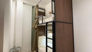 Letto o letti in una camera di Jiran Hostel Kota Kinabalu