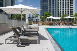 Bazén v ubytování TH-Homes Downtown 2 Bedroom with Burj Khalifa view nebo v jeho okolí