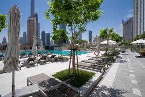 Bazén v ubytování TH-Homes Downtown 2 Bedroom with Burj Khalifa view nebo v jeho okolí