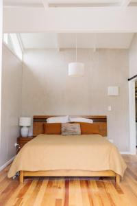 Giường trong phòng chung tại Wainui Stream Cottage