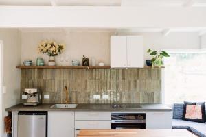 Nhà bếp/bếp nhỏ tại Wainui Stream Cottage +6 ảnh