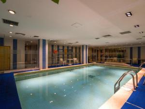 Swimmingpoolen hos eller tæt på Jinglun Hotel